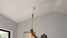 Как покрасить потолок водоэмульсионной краской?