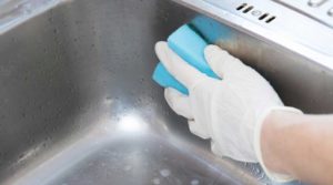 Чем отмыть керамическую и нержавеющую раковины?