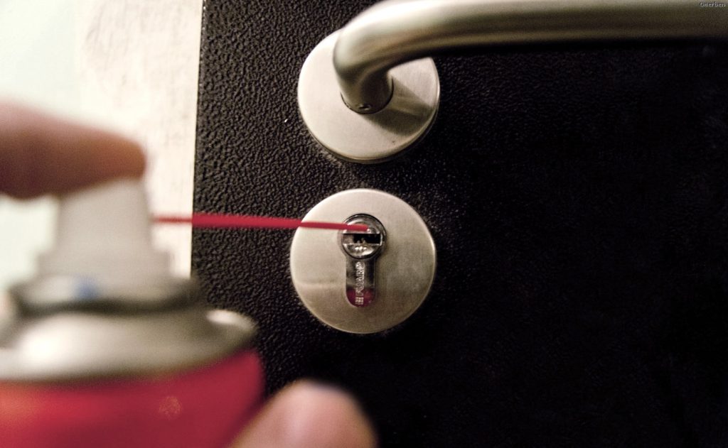 Чем и как смазать замок входной двери? - Postroikado