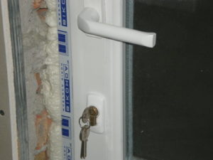 Ручки для балконной двери: виды, установка и ремонт
