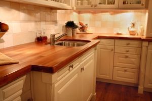Деревянные столешницы для кухни: как выбрать и ухаживать?
