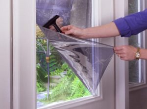 Защита от зноя: выбираем зеркальную пленку на окна