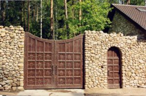 Забор из камня: особнености конструкций и красивые варианты оформления