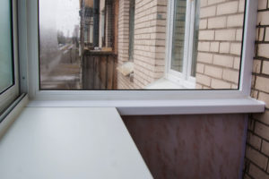 Как сделать и установить подоконник на балконе?