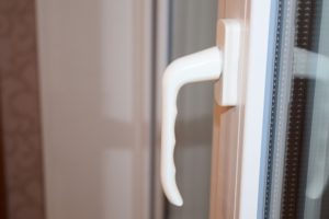 Ручки для балконной двери: виды, установка и ремонт