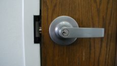 Электромеханические защелки на двери: особенности и устройство