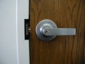 Электромеханические защелки на двери: особенности и устройство