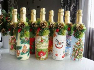 Как сделать новогодние украшения на бутылку своими руками?