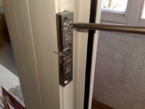 Как выбрать и установить магнитную защелку на балконную дверь?