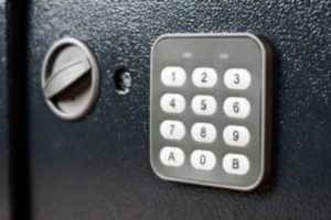 Кодовый замок на дверь: советы по выбору и эксплуатации