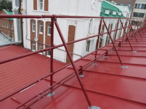 Ограждение кровли: разновидности и особенности монтажа