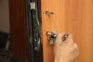 Особенности осуществления ремонта дверных ручек металлических дверей