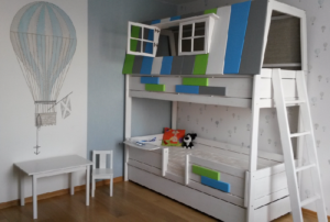 Двухъярусная кровать-домик в интерьере детской