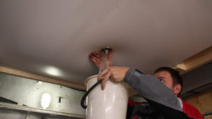 Как слить воду с натяжного потолка самому