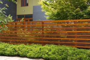 Деревянный забор: красивые идеи оформления ограждения