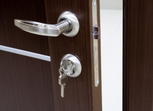 Как выбрать и установить фурнитуру для межкомнатных дверей?