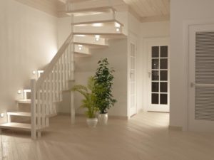 Белая лестница в дизайне интерьера дома