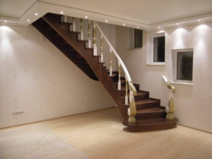 Полувинтовые лестницы в интерьере частного дома