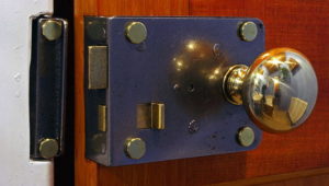 Разновидности и технология установки накладного замка на металлическую дверь