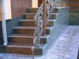 Каменные лестницы: особенности и преимущества