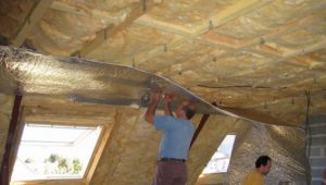 Тонкости утепления потолка в деревянном доме