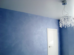 Декоративная краска для стен с эффектом шелка: особенности применения