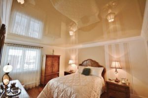 Как выбрать навесные потолки для спальни?