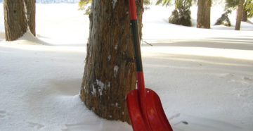 Алюминиевые лопаты для уборки снега: характеристики и популярные модели