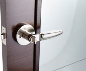 Особенности дверных ручек с замками для межкомнатных дверей